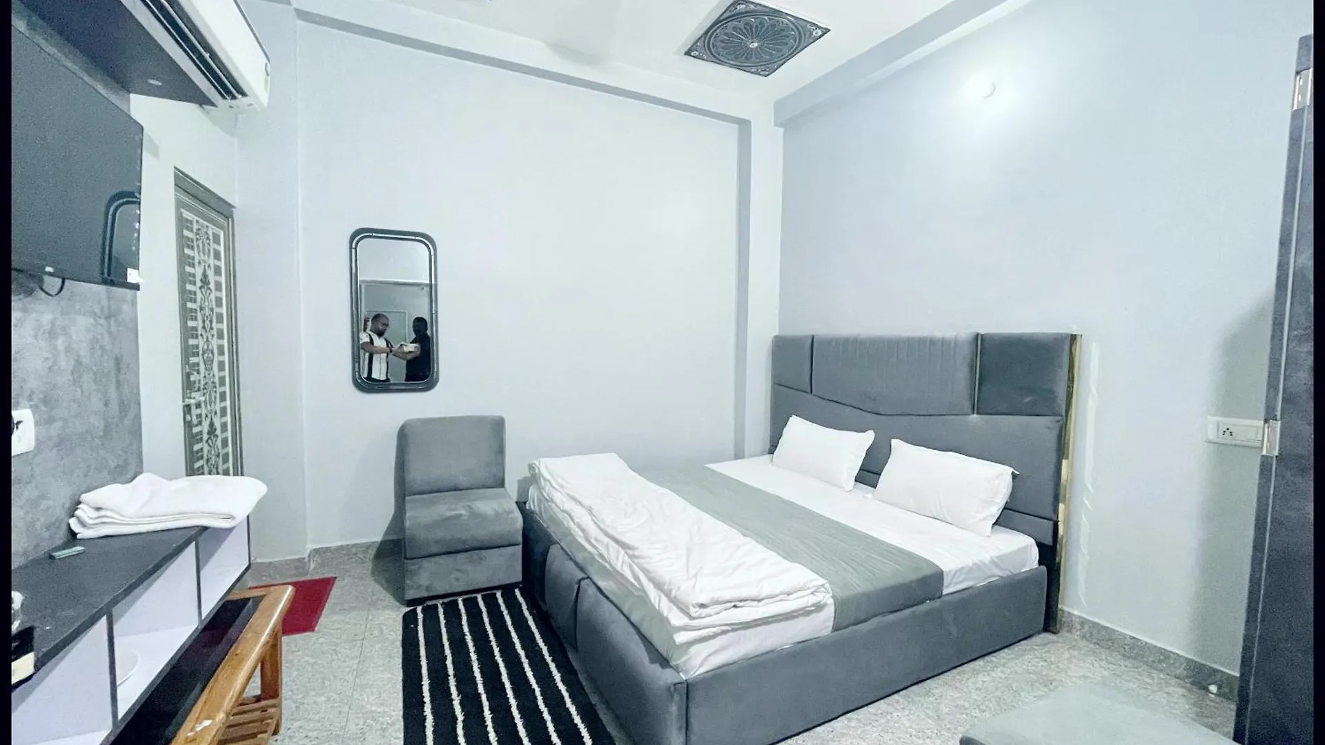 Varanasi Luxury Premium Guest House New Pgh ! Near Kashi Vishwanath Temple And Ganga Ghat With #Wi-Fi #Room Service - Fully Air Conditioned Rooms & Prime Location - Best Hotel In Varanasi India