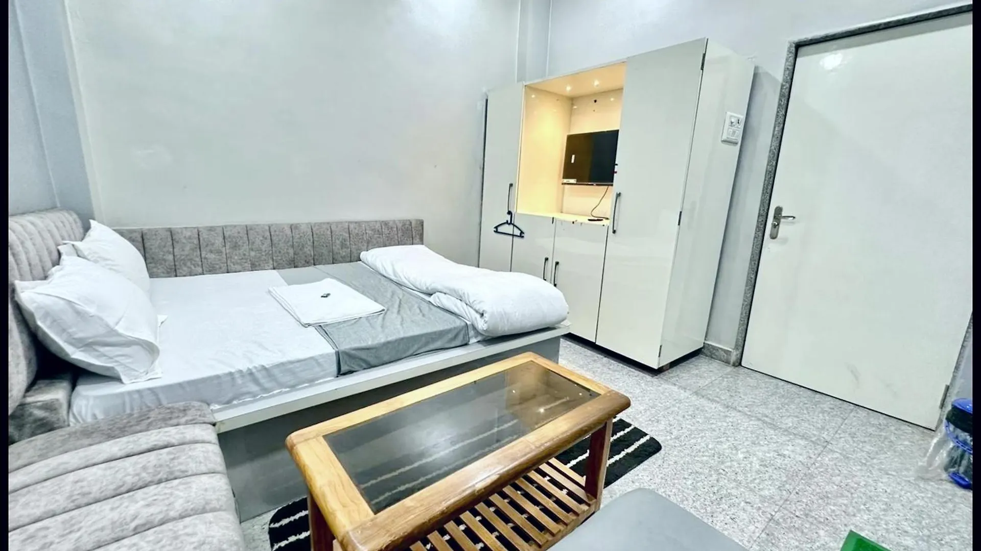 Varanasi Luxury Premium Guest House New Pgh ! Near Kashi Vishwanath Temple And Ganga Ghat With #Wi-Fi #Room Service - Fully Air Conditioned Rooms & Prime Location - Best Hotel In Varanasi